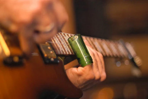 Le bottleneck est l’accessoire guitare parfait pour jouer du blues.