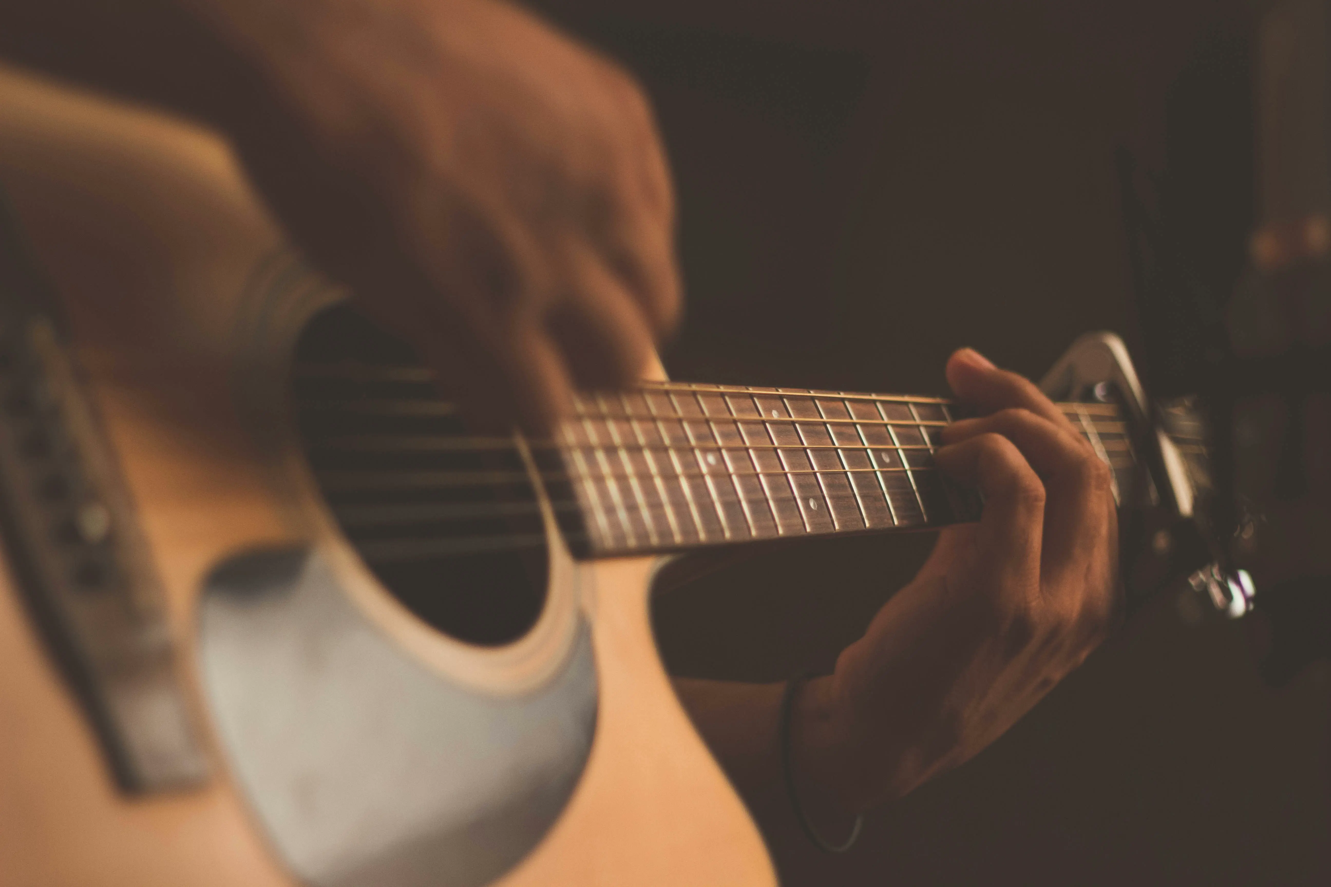 les avantages et les inconvénients de la guitare acoustique