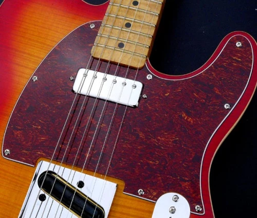 Le pickguard, la plaque de protection d'une guitare