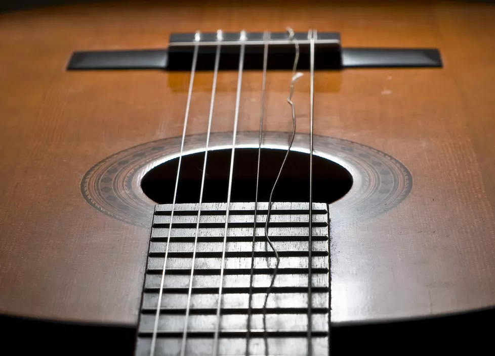 Comment remplacer les cordes d'une guitare acoustique ?