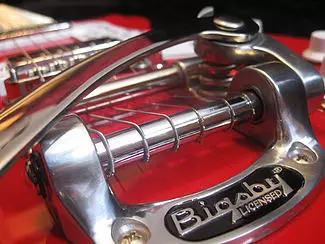 le bigsby d’une guitare électrique