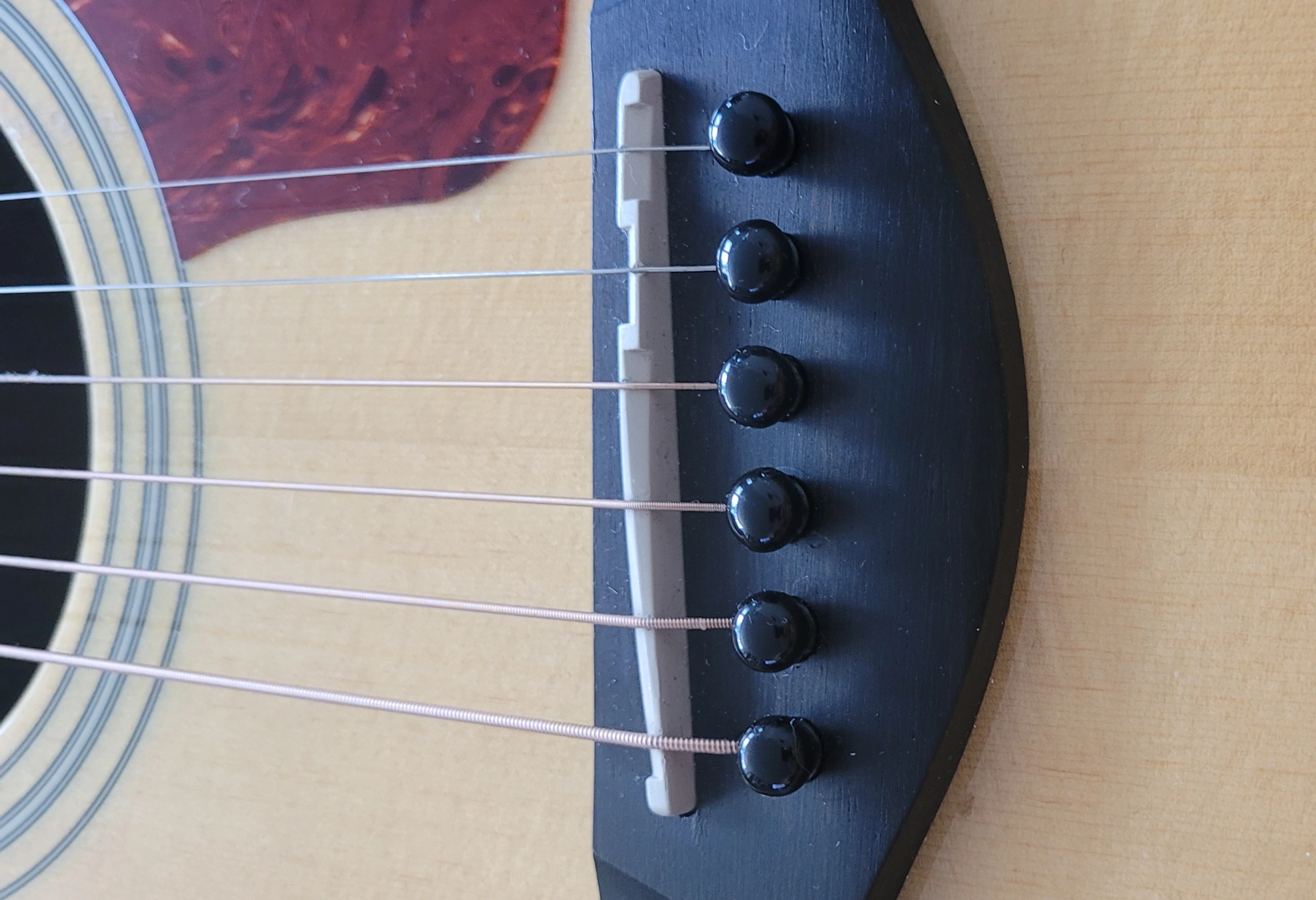 le chevalet d’une guitare folk