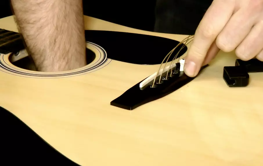 Comment changer les cordes de sa guitare folk ? - HGuitare