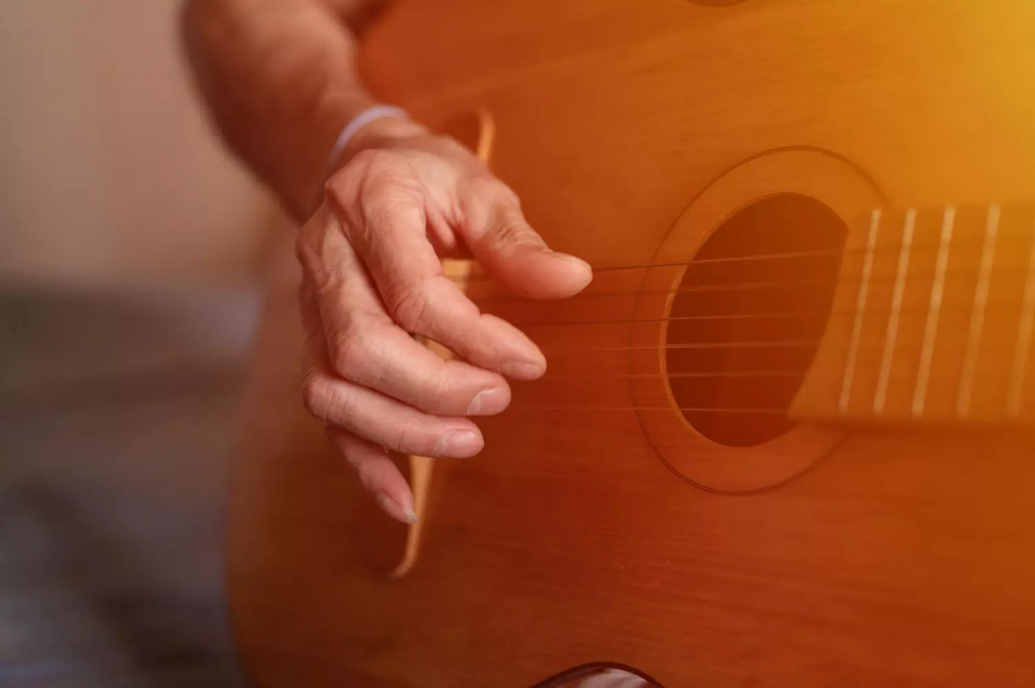 le jeu aux doigts ou arpège sur une guitare classique