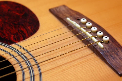 Des cordes rouillées modifient le son de votre guitare, changez-les fréquemment !