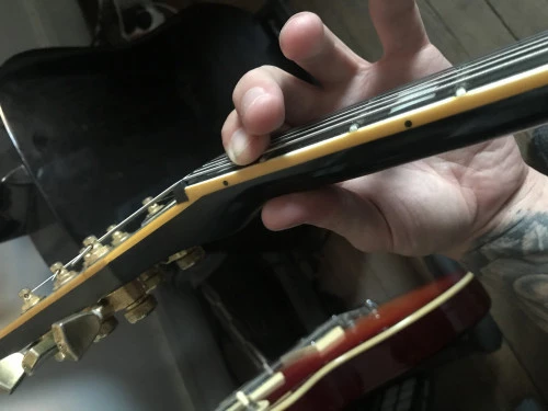 Position du pouce sur le manche de guitare.