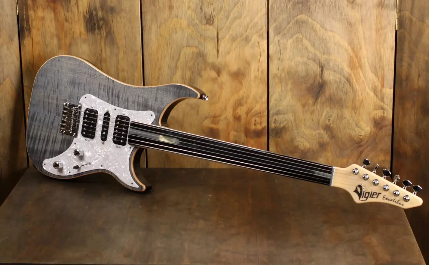 Un autre type de guitare, sans frette, la Excalibur Surfretter de chez Vigier