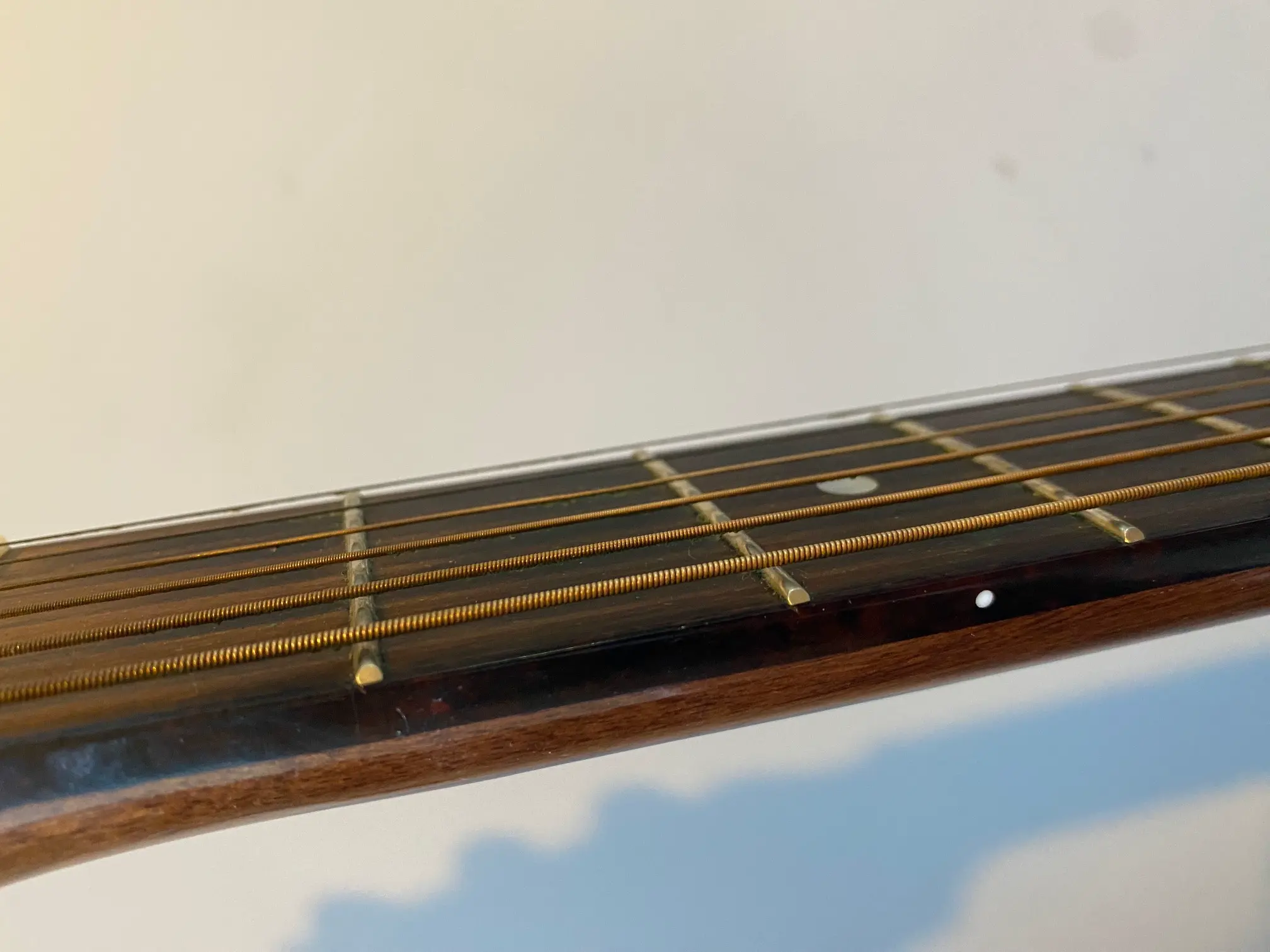 des cordes de guitare trop vieilles se désaccordent plus facilement.