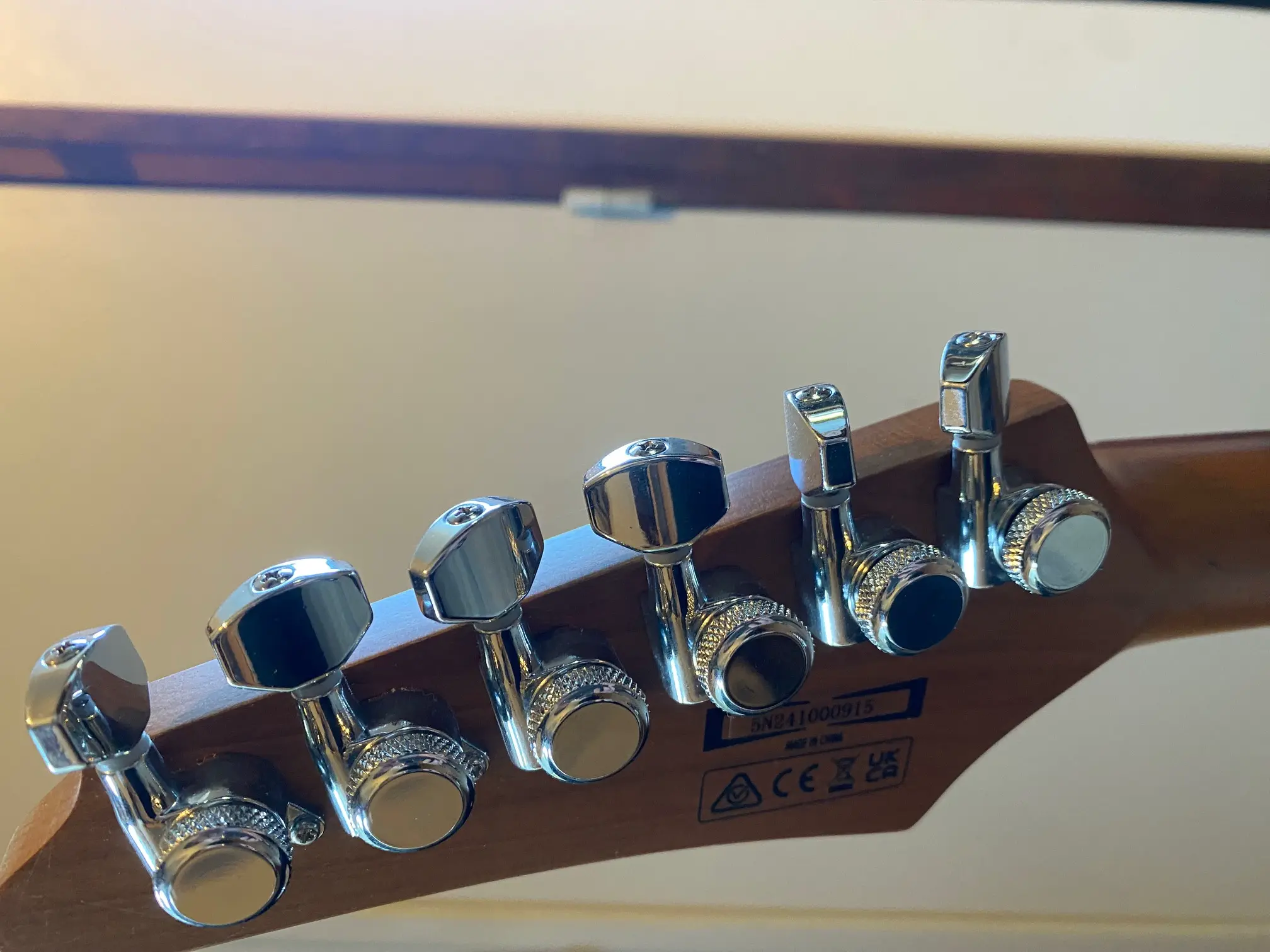 une guitare peut se désaccorder à cause de mécaniques desserrées