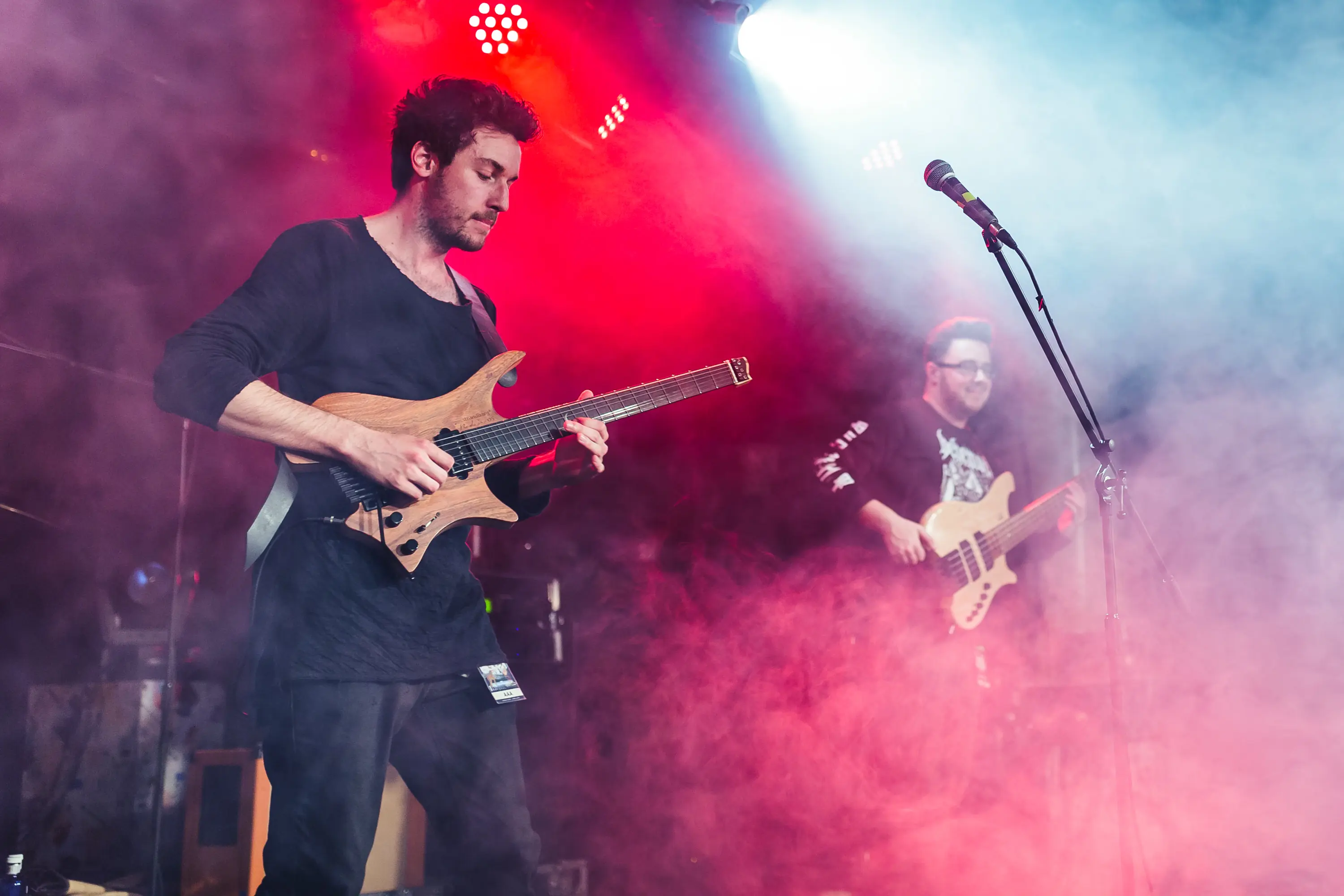 la guitare sans tête du guitariste plini