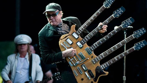 Le guitariste Rick Nielsen et sa guitare multi neck