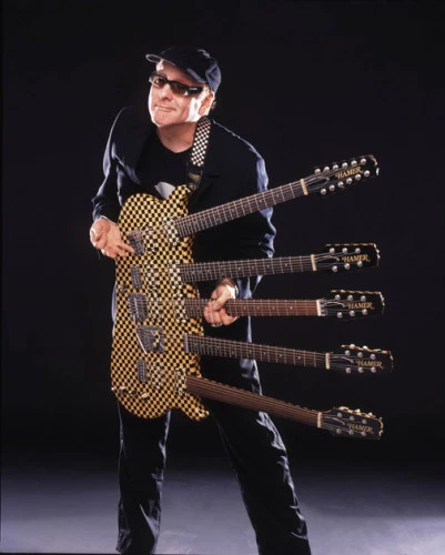 Le guitariste Rick Nielsen et sa guitare multi neck 2