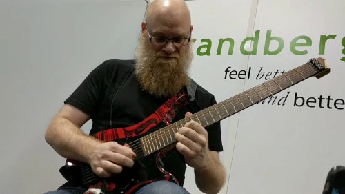 La guitare signature Strandberg Singularity du guitariste suédois Per Nilsson