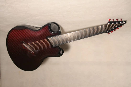  La guitare acoustique tout en carbone de la marque Emerald Guitars