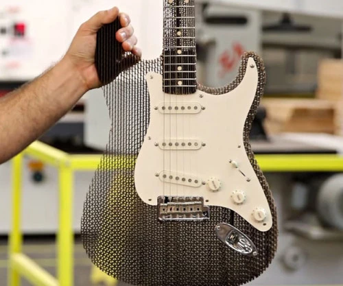 La guitare de chez Fender en carton, original.