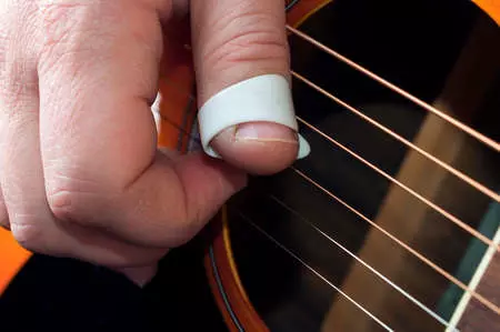 jouer de la guitare avec un onglet