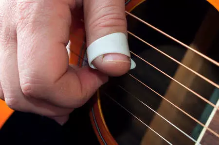 Jeu aux doigts, mediator ou onglet : que choisir pour jouer de la guitare ?  - HGuitare