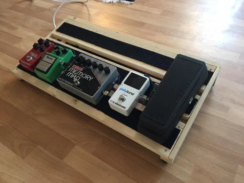 Un exemple d’un Pedalboard fait maison.