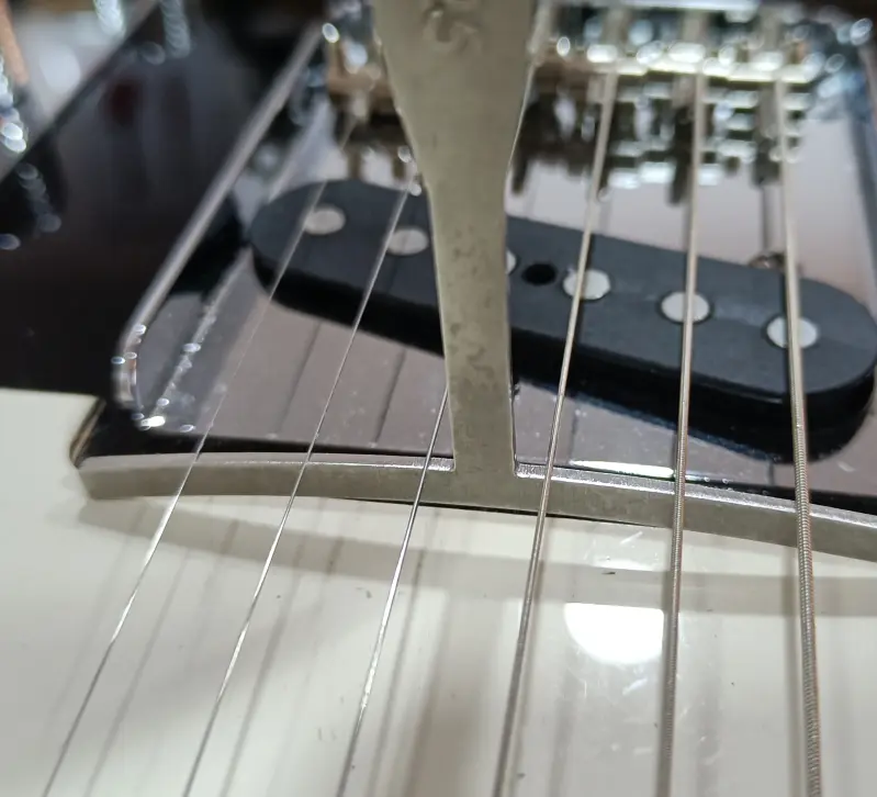régler la hauteur des cordes de sa guitare avec la méthode train
