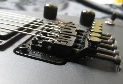 Système floyd rose pour la technique du vibrato.